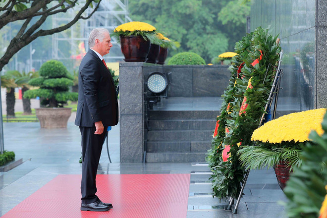 Le premier secrétaire du Comité central du Parti communiste de Cuba et président cubain Miguel Díaz-Canel Bermúdez rend hommage au Président Hô Chi Minh. Photo : VNA vieng-2.jpg