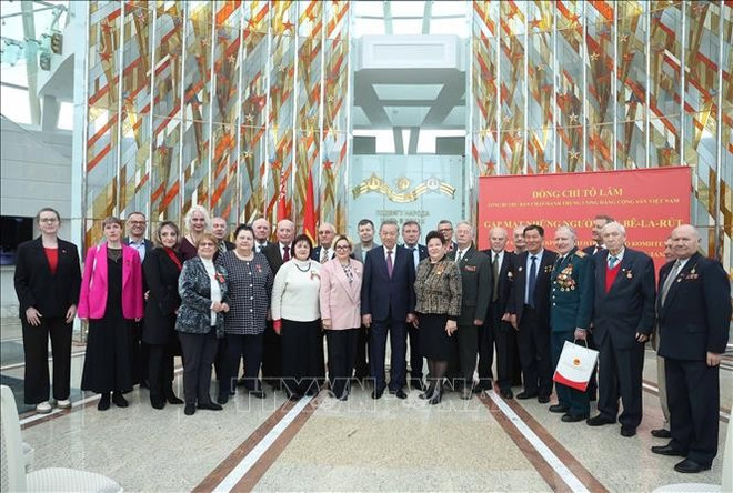 Le secrétaire général To Lam rencontre et offre des cadeaux aux vétérans biélorusses qui ont apporté des contributions exceptionnelles au Vietnam. Photo : VNA chup-anh.jpg