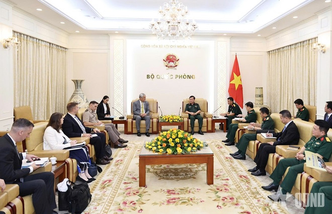 La rencontre entre Kelly McKeague, directeur de la DPAA et le général de corps d'armée Hoang Xuan Chien (droite) à Hanoï. Photo : VNA tiep-2.jpg