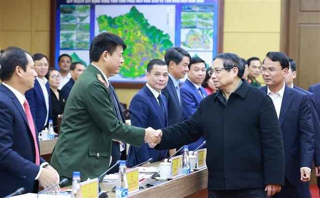 Le Premier ministre Pham Minh Chinh a travaillé avec la Permanence du Comité provincial du Parti de Vinh Phuc sur la situation de développement socio-économique et la réponse aux propositions et recommandations pour que la province se développe rapidement et durablement. Photo : VNA tt.jpg