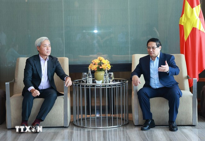 La rencontre entre le dirigeant de la Société à responsabilité limitée du projet Ho Tram et le Premier ministre Pham Minh Chinh. Photo : VNA 3.jpg