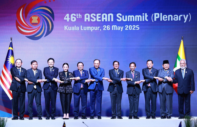 Le Premier ministre Pham Minh Chinh (5e à gauche) et les dirigeants de l'Association des nations de l'Asie du Sud-Est et du Timor-Leste à la séance d'ouverture. Photo : VNA 2.jpg