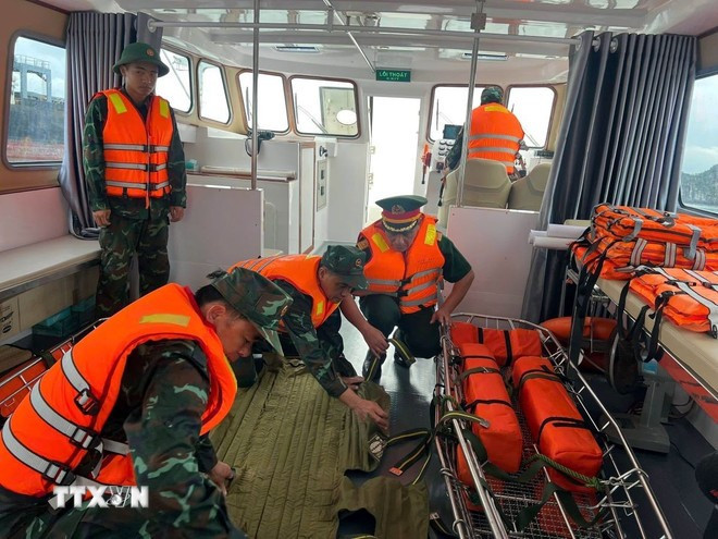 Des officiers du commandement militaire provincial de Quang Ninh inspectent le matériel de sauvetage à bord. Photo : VNA secours.jpg