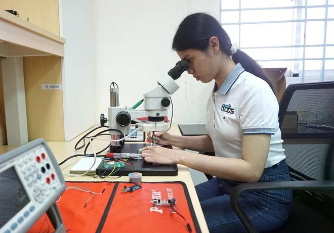 La formation des ressources humaines pour le secteur semi-conducteur est une priorité. Photo : VNA dao-tao-nhan-luc-cho-nganh-ban-dan-la-uu-tien-hang-dau-nguon-ttxvn.jpg
