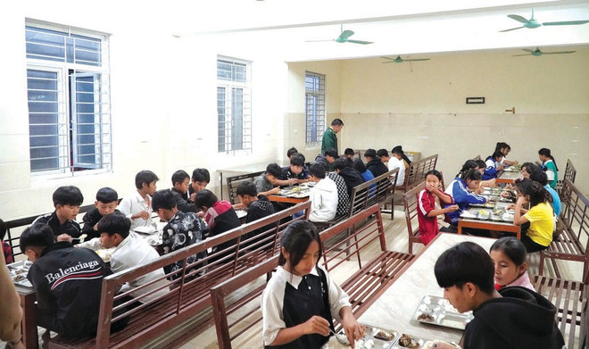 Dîner à l’internat de la commune de Môn Son, district de Con Cuông, province de Nghê An (Centre). Photo : VNA/CVN nghe-an-2.jpg