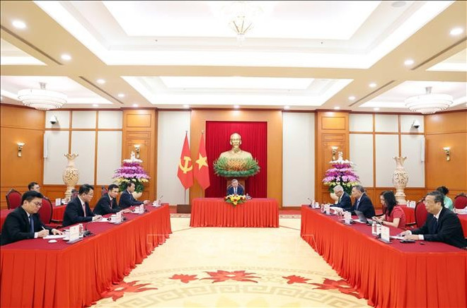 Le président du Conseil européen Antonio Costa a eu mercredi soir 30 avril un appel téléphonique avec le secrétaire général du Parti To Lam pour féliciter le Vietnam à l'occasion du 50e anniversaire de la Réunification nationale. Photo : VNA dien-dam.jpg