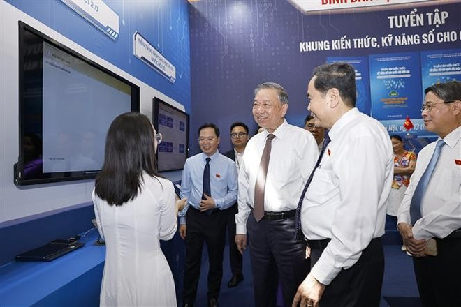 Le secrétaire général du Parti To Lam visite l'exposition « Assemblée nationale numérique » lors de la conférence. Photo : VNA tl-2.jpg