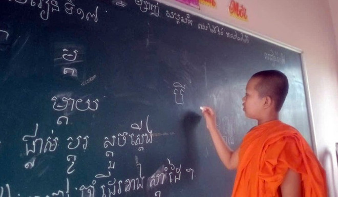 Les cours khmers sont organisés à la pagode Ta Mum, située dans la commune de Đinh Hoa. Photo : VNA khmer-2.jpg