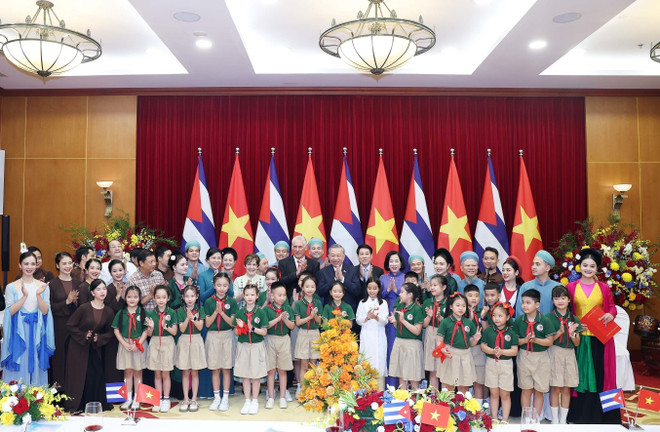 Le secrétaire général To Lam et son épouse, le président Luong Cuong et son épouse, le premier secrétaire du Parti communiste de Cuba, le président cubain Miguel Díaz-Canel Bermúdez et son épouse et des artistes. Photo : VNA nghe-thuat.jpg