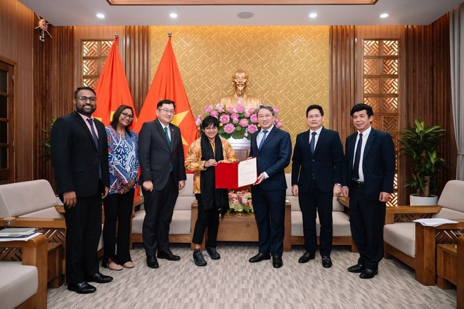 La ministre malaisienne du Droit et de la Réforme institutionnelle, Mme YB Dato' Sri Azalina Othman Said et le ministre vietnamien de la Justice Nguyen Hai Ninh. Photo : Vietnam+ 4.jpg