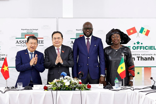 Tran Thanh Man et El Malick Ndiaye à la cérémonie d'annonce de la création des groupes parlementaires d'amitié des deux pays. Le groupe parlementaire d'amitié Vietnam-Sénégal est présidé par Vu Hai Ha (gauche), secrétaire adjoint du Comité du Parti de l'Assemblée nationale du Vietnam et le groupe des parlementaires d'amitié Sénégal-Vietnam est présidé par Ramatoulaye Bodian, vice-président de l'Assemblée nationale sénégalaise (à droite). Photo : Doan Tan - VNA ky-ket.jpg