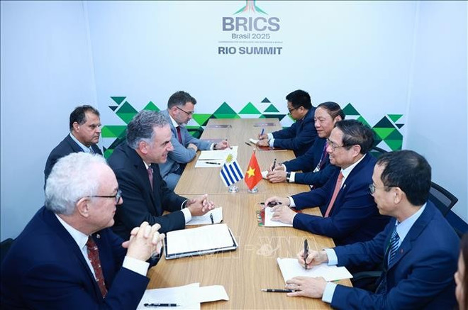 Le Premier ministre Pham Minh Chinh rencontré le président uruguayen Yamandú Orsi, à Rio de Janeiro, au Brésil. Photo : VNA uru-2.jpg