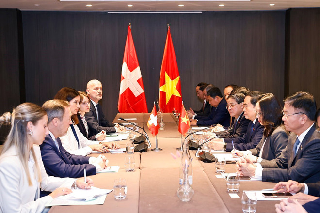 La rencontre entre le président de l’Assemblée nationale du Vietnam, Trân Thanh Mân et Maja Riniker, présidente du Conseil national de Suisse. Photo : VNA suisse-2.jpg