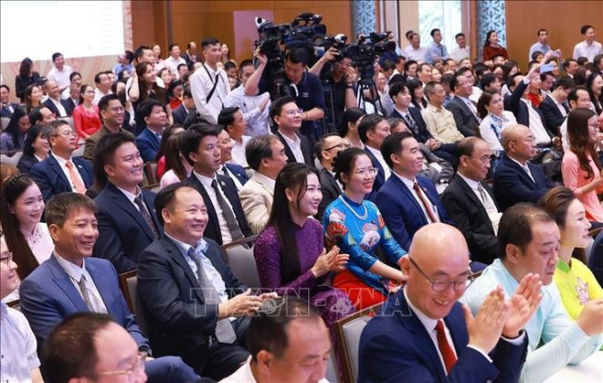 Le Premier ministre Pham Minh Chinh préside un échange de vue entre le gouvernement et les entreprises, visant à mettre en œuvre efficacement la Résolution 68-NQ/TW du Bureau politique, consacrée au développement de l’économie privée. Photo : VNA tt2.jpg