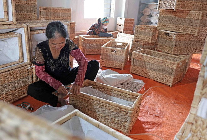 L'ingéniosité des artisans de Phu Tuc, commune de Phu Xuyen, Hanoï, permet de créer des milliers d'objets tels que des paniers, des plateaux, des tables, des chaises, des plateaux, des boîtes de rangement, etc. Photo : VNA lang-nghe-phu-tuc.jpg