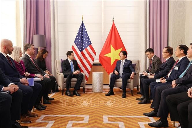Le président vietnamien Luong Cuong (droite) a rencontré, le 24 septembre au matin (heure locale), le secrétaire d’État américain Marco Rubio. Photo : VNA lc-2.jpg