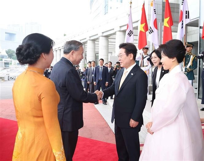 Le président sud-coréen Lee Jae Myung et son épouse (accueillent le secrétaire général du Parti Tô Lâm et son épouse (gauche). Photo: VNA don.jpg