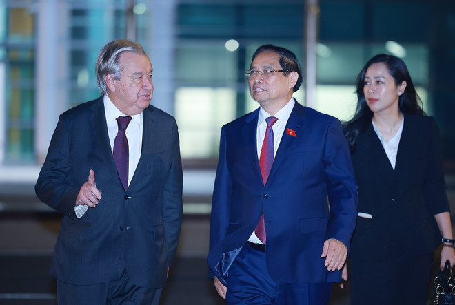 Le Premier ministre Pham Minh Chinh (droite) et le secrétaire général des Nations Unies, António Guterres, quittent Hanoï pour la Malaisie. Photo : VNA roi-hn-2.jpg