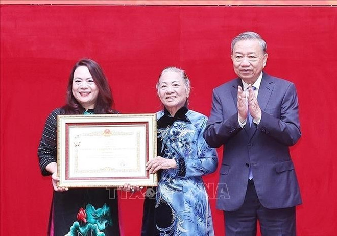 Le secrétaire général du Parti Tô Lâm (droite) remet la distinction à la famille du général Bui Thien Ngô. Photo : VNA trao-tang-2.jpg