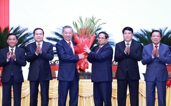 Le membre du Bureau Politique, Premier ministre Pham Minh Chinh (3e à droite) félicite To Lam, élu secrétaire général du Comité central du Parti communiste du Vietnam. Photo: VNA su-kien-so-2-anh-moi.jpg