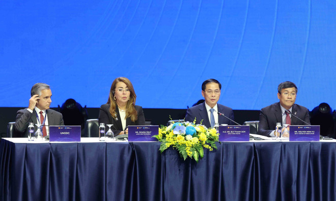 La session de haut niveau est coprésidée par le vice-Premier ministre Bui Thanh Son (2e à droite) et Mme Ghada Waly, directrice exécutive de l’ONUDC. Photo : VNA con-2.jpg