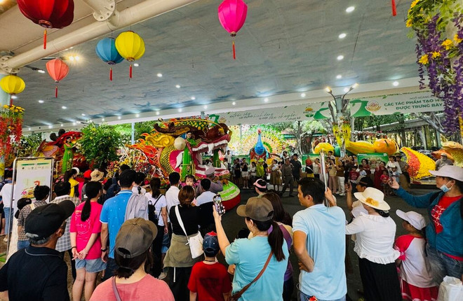 Défilé de présentation des spécialités fruitières vietnamiennes attire un grand nombre de visiteurs. Photo : VNA fruis-2.jpg