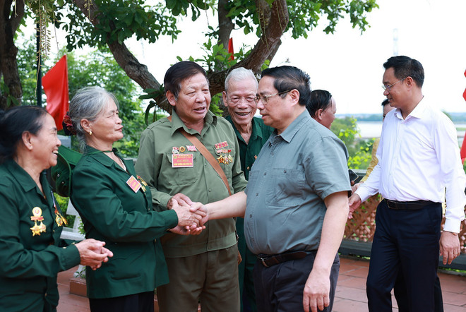 Le Premier ministre Pham Minh Chinh rencontre des anciens combattants de Quang Tri. Photo : VNA 3.jpg