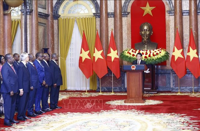 Le président Luong Cuong prend la parole lors de la réception des ambassadeurs. Photo : VNA lc2.jpg