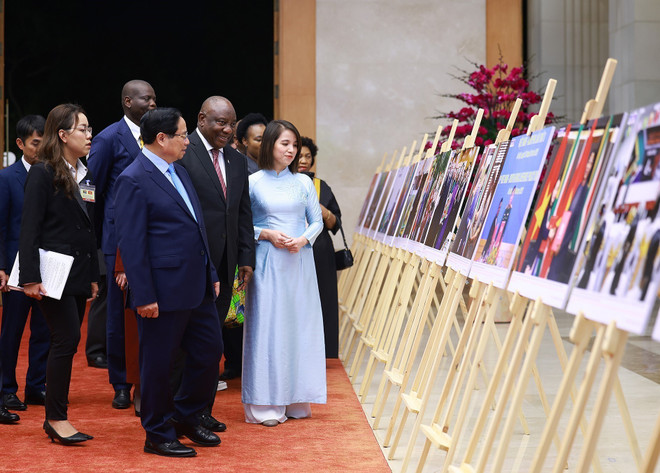 Le Premier ministre Pham Minh Chinh et le président sud-africain Matamela Cyril Ramaphosa visitent une exposition photographique sur la coopération entre les deux pays, produite par l'Agence vietnamienne d'information. Photo : VNA chinhs-2.jpg
