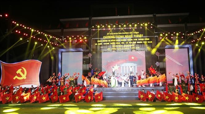 À Bac Ninh, un spectacle artistique spécial intitulé “Dáng hình đất nước – Rạng rỡ Việt Nam” (La forme du pays – Le Vietnam radieux) se déroule. Photo : VNA bac-ninh.jpg