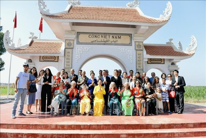 L'épouse du président de l'Assemblée nationale Trân Thanh Mân, Nguyên Thi Thanh Nga, rencontre des Vietnamiens résidant au Village vietnamien au Maroc. Photo : VNA epouse-2.jpg