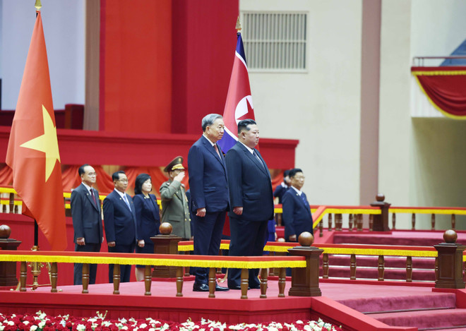 Le secrétaire général du PCV To Lam et le secrétaire général du Parti du travail de Corée et président de la Commission des affaires d’État de la RPDC Kim Jong Un, sur la tribune d'honneur, écoutant la fanfare militaire jouer les hymnes nationaux des deux pays. Photo : VNA tl2.jpg