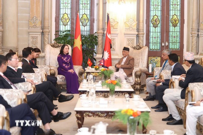 La vice-présidente Vo Thi Anh Xuan et le Premier ministre Khadga Prasad Sharma Oli. Photo : VNA pm-nepal.jpg