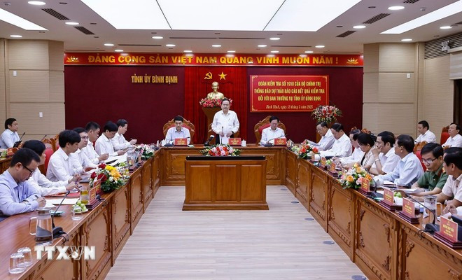 Le président de l'Assemblée nationale du Vietnam, Tran Thanh Man, chef de la mission d'inspection n° 1910 du Bureau Politique, a présidé le 13 mars une séance de travail pour annoncer le projet de rapport sur les résultats d'inspection de la permanence du Comité provincial du Parti de la province de Binh Dinh (Centre). man-2.jpg