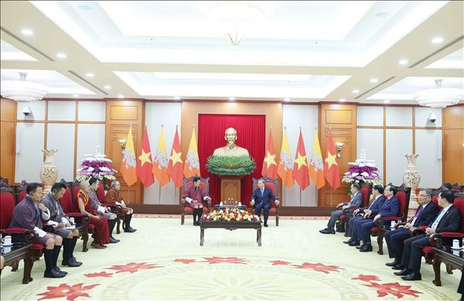 Le secrétaire général du Parti communiste du Vietnam, Tô Lâm (droite), a reçu le 19 août à Hanoï le roi du Bhoutan, Jigme Khesar Namgyel Wangchuck, en visite d’État au Vietnam. Photo : VNA tl-2.jpg