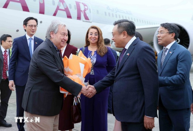 Le président du Comité populaire de Hanoï, Tran Sy Thanh, a accueilli le secrétaire général des Nations Unies, António Guterres, à l'aéroport international de Noi Bai. Photo : VNA ttk-2.jpg