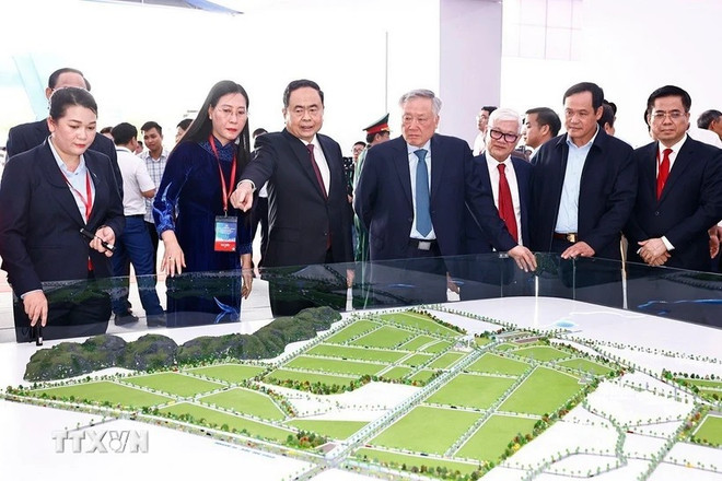 Le président de l'Assemblée nationale, Tran Thanh Man, a assisté le 12 mars à la cérémonie d'inauguration du Parc industriel VSIP II de Quang Ngai. Photo : VNA 2.png