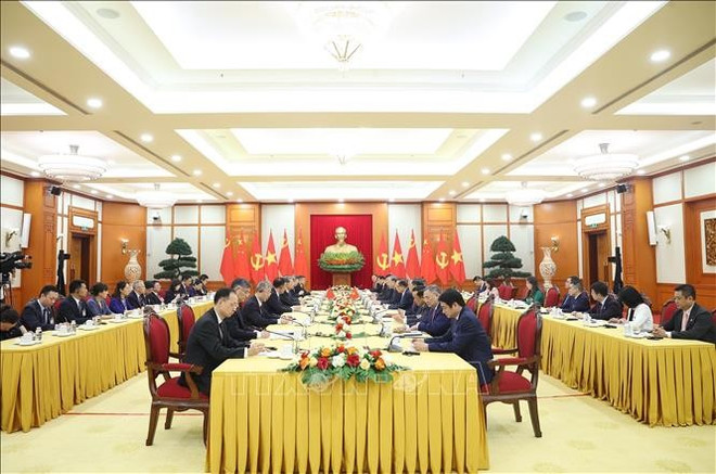 La rencontre à Hanoï entre le secrétaire général du Parti communiste du Vietnam, Tô Lâm et Zhao Leji, membre du Comité permanent du Bureau politique et président du Comité permanent de l’Assemblée nationale populaire de Chine. Photo : VNA chine-2.jpg
