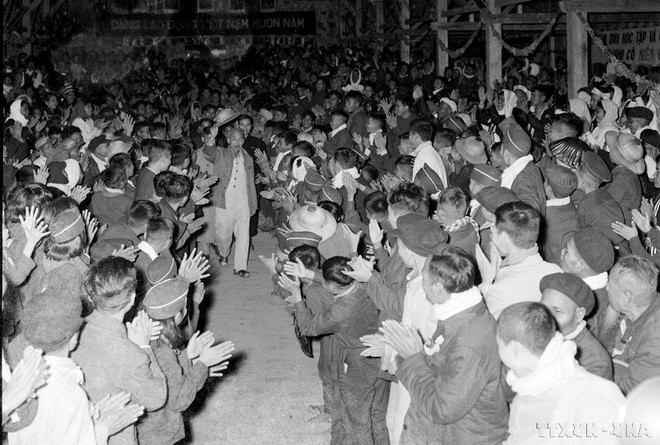 À l'occasion du Nouvel An lunaire (12 février 1956), le Président Ho Chi Minh rend visite le personnel de l'École des cadres des minorités ethniques. Photo : VNA 2.jpg