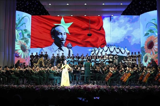Le concert symphonique intitulé “80 ans – Un chant héroïque éternel”, se déroule au Théâtre Hô Guom. spectavle.jpg