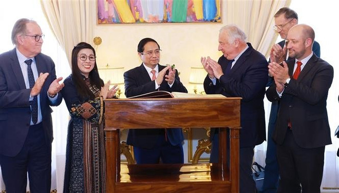 Le Premier ministre Pham Minh Chinh rencontre le 10 juin (heure locale) à Paris, le président du Sénat français, Gérard Larcher, dans le cadre de ses activités bilatérales en France. Photo : VNA tv-phap-2.jpg