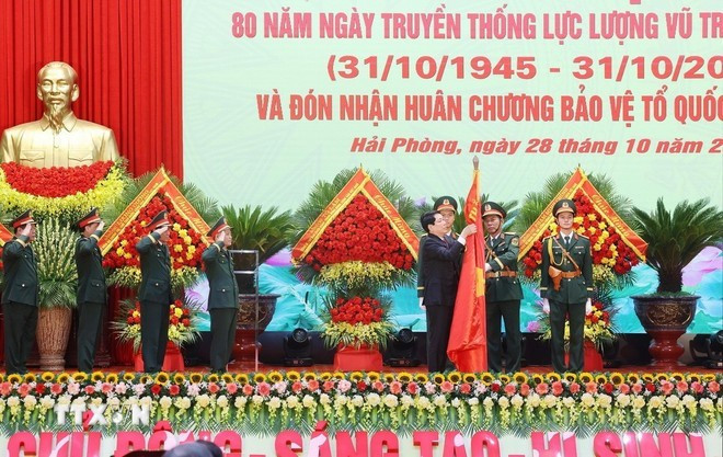 Le président Luong Cuong remet l’Ordre de la Protection de la Patrie de première classe à la zone militaire 3. Photo : VNA lc2.jpg