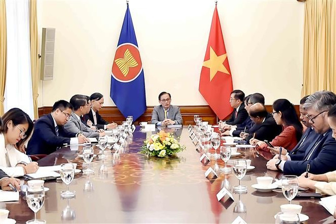 Lê Hoai Trung, ministre par intérim des Affaires étrangères et les ambassadeurs et chargés d’affaires des pays de l’ASEAN et du Timor-Leste. Photo : VNA dai-su-2.jpg