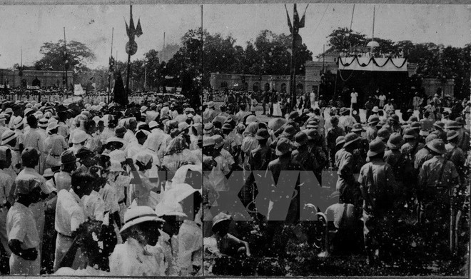 Des foules se rassemblent sur la place Ba Dinh pour écouter le Président Ho Chi Minh lire la Déclaration d'indépendance le 2 septembre 1945. Photo d'archives : VNA ba-dinh.jpg