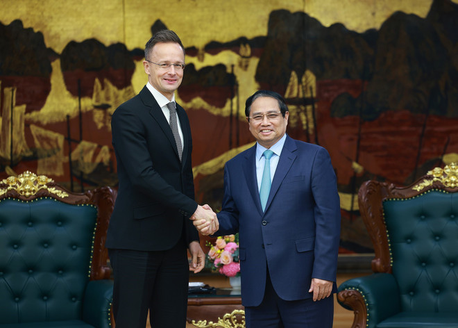 Le Premier ministre Pham Minh Chinh (droite) et le ministre hongrois des Affaires étrangères et du Commerce extérieur Péter Szijjártó. Photo : VNA chinh-2.jpg