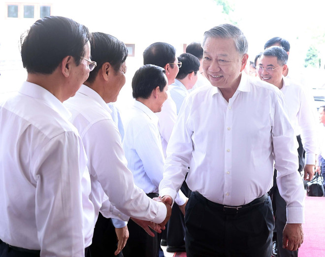 Le secrétaire général du Parti To Lam et des dirigeants de Can Tho, Soc Trang et Hau Giang. Photo : VNA vna-potal-tong-bi-thu-to-lam-lam-viec-voi-ban-thuong-vu-thanh-uy-can-tho-thuong-truc-tinh-uy-soc-trang-va-thuong-truc-tinh-uy-hau-giang-8072972.jpg