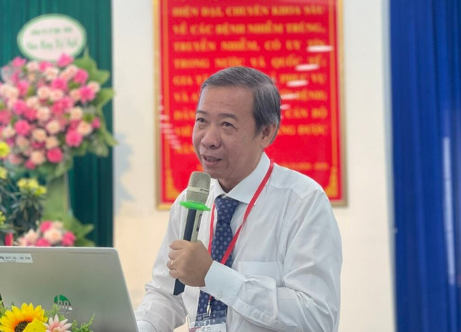 Dr. Vinh Châu présente son intervention devant les conférenciers. Photo : CVN chau.jpg