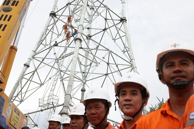 Le projet de ligne de 500 kV, circuit 3 est un projet national clé jouant un rôle important dans la sécurité énergétique nationale, en particulier dans le Nord. Photo : VNA/CVN 2.jpg