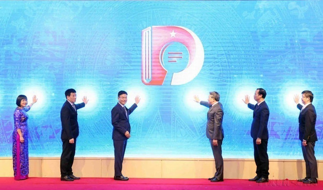 Le vice-Premier ministre Le Thanh Long et le ministre de la Justice Nguyen Hai Ninh et les délégués ont procédé à la cérémonie d'annonce du Code juridique vietnamien, un outil permettant de rechercher des réglementations juridiques utiles aux particuliers et aux entreprises (5 novembre 2024). Photo : VNA cong-bo.jpg