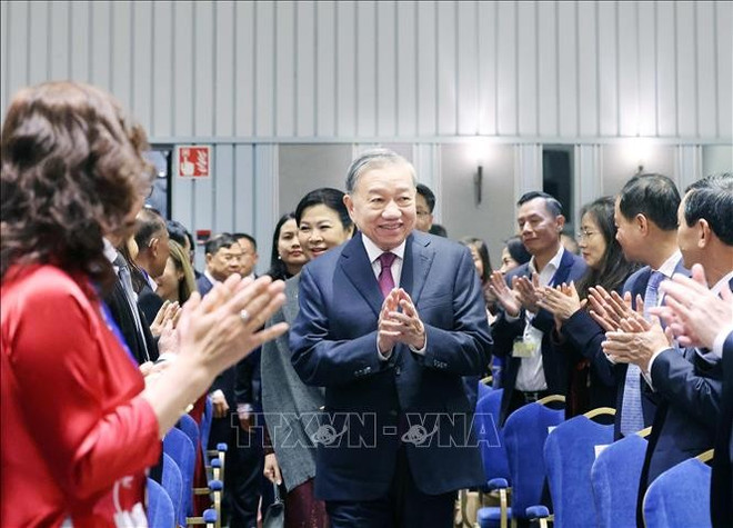 Le secrétaire général To Lam rencontre la communauté vietnamienne des pays nordiques. Photo : VNA su-quan-2.jpg